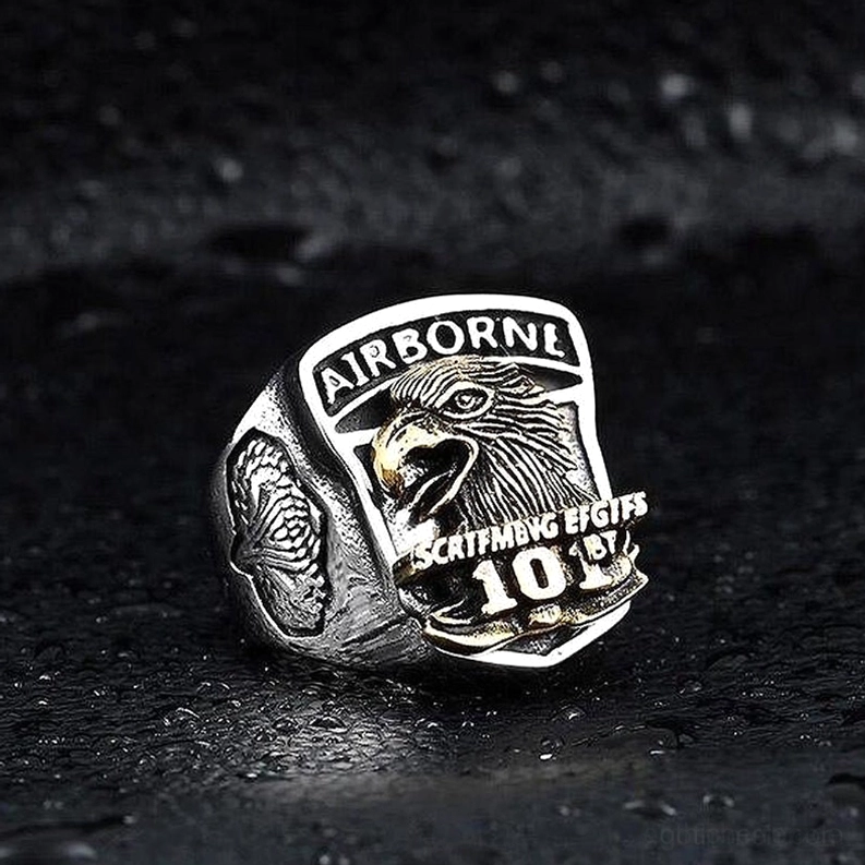 Airborne 101st Military Eagle Gothic Ring Dreiviertel-Frontalansicht - gravierte AIRBORNE und 101st Text prominent sichtbar