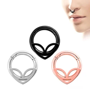 Alien Head Clicker Nasenpiercing getragen auf weiblicher Nase – silber, schwarz und rose gold Farbvarianten mit Hinged-Segment-Design und zweischichtiger Edelstahl-Konstruktion im direkten Vergleich