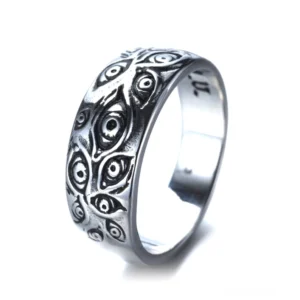 Gothic Allsehendes-Auge Ring linke Seite – gravierte Augendetails in antiker Silberpatina auf Zinklegierung