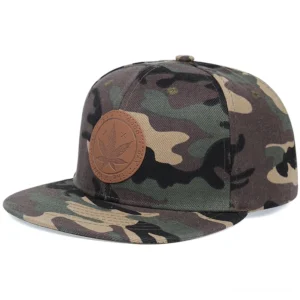 Urban Camouflage Alternative Snapback Cap mit echtem Leder Ahornblatt Emblem – Woodland Camo Muster Gothic Kappe Vorderansicht Dreiviertelprofil