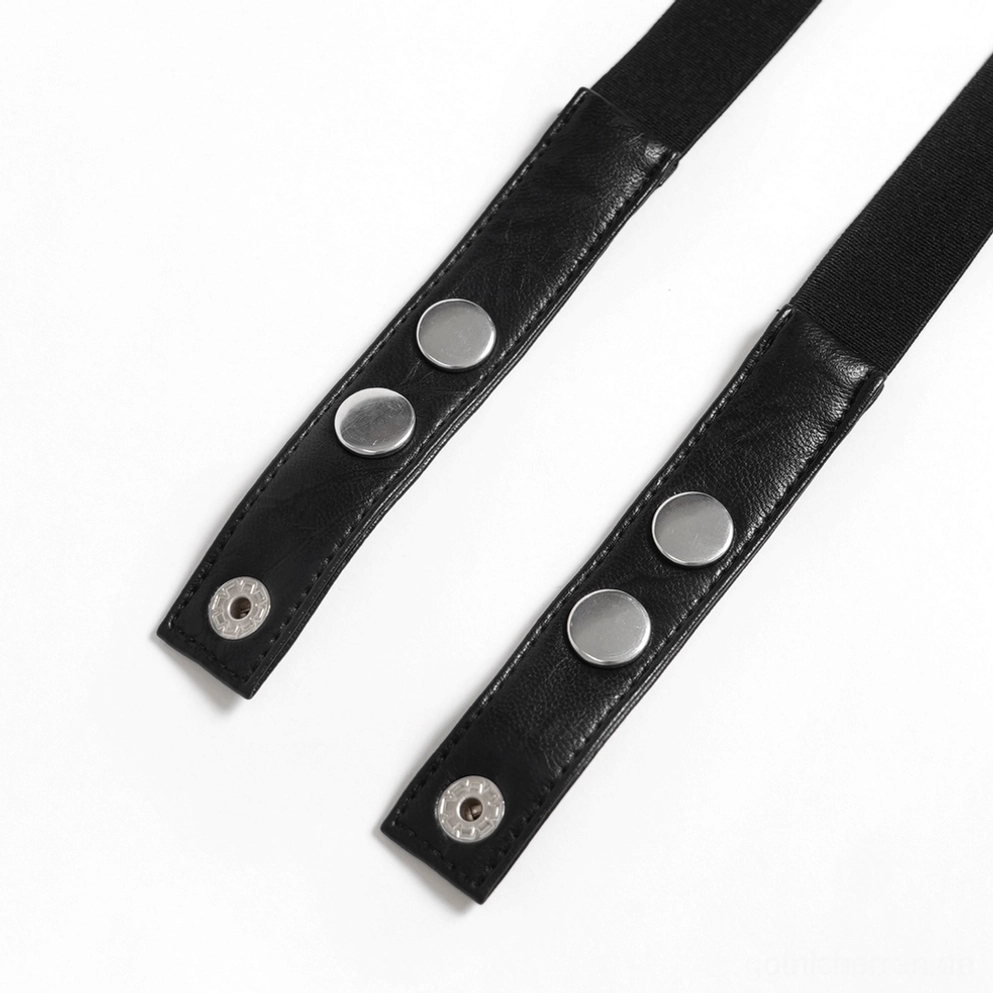Alternative-Fashion-Spike-Leder-Choker mit Ketten- und Ring-Details, Mannequin-Display, Industrial-Gothic-Stil