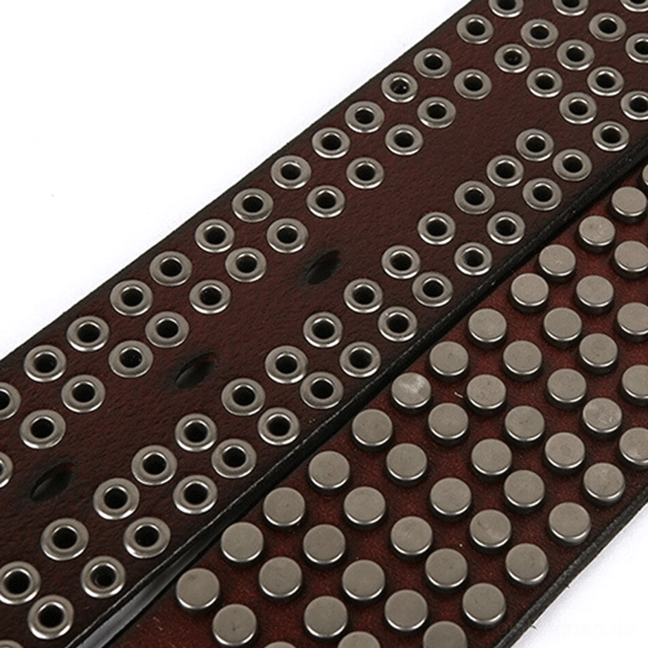 Alternativmoden-Ledergürtel mit dekorativen runden Metallnieten und silbernem Stiftverschluss-Hardware im Detailaufnahme-Format