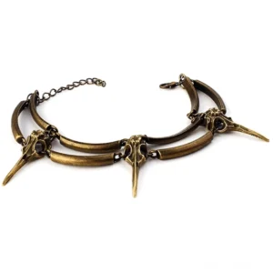 Antike Krähenschädel Kettenarmband Flachaufnahme mit detaillierten Knochenschädel-Anhängern und verstellbarer Gliederkette in antiker Bronzeoptik, Goth Schmuck für Alternative