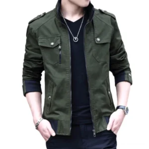 Armeeqrüne Darkwave Stand Collar Military Jacke Herren – Gothic Tactical Jacket mit gerippten Manschetten Frontansicht