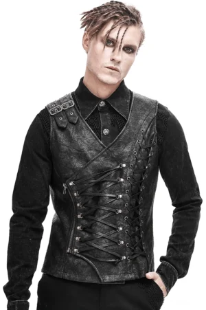 Asymmetrische schwarze Gothic Lederweste mit Schnürung an den Seiten und Schulterschnallen, Frontansicht auf männlichem Modell, distressiertes Vintage-Leder