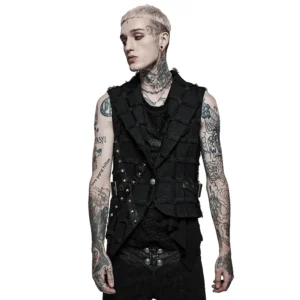 Asymmetrische Gothic-Weste mit Nieten-Details und ausgefranstem Karomuster, Vorderansicht auf tätowiertem männlichem Modell, schwarze Brust-Nieten-Riemen