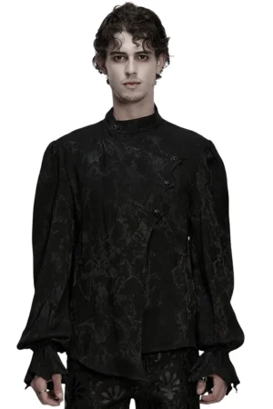 Schwarzes asymmetrisches Gothic Hemd mit Jacquard-Webstruktur, Frontansicht auf männlichem Modell, voluminöse Bischofärmel mit gerüschten Manschetten, unregelmäßige asymmetrische Blende, Stehkragen, dunkles Marmor-ähnliches Muster