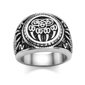 Bärenpfote Keltischer Knoten Gothic Amulett Ring – direkte Draufsicht zeigt polierter Edelstahl mit zirkulär eingravierten Bärensymbol und keltischen Knotenmuster