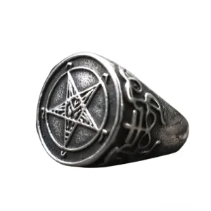 Baphomet Pentagramm Siegelring aus hochwertigem Edelstahl mit antiksilbernem Finish, okkultes Gothic-Schmuckstück mit graviertem Pentagramm und Baphomet-Symbolik auf weißem Hintergrund