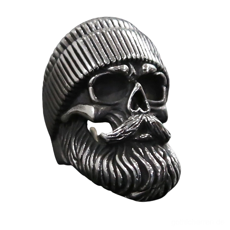 Gotischer Bartschädel Motorrad Ring rechte Dreiviertelperspektive mit geschnitzter Strickmütze Textur und hohlen Schädelaugenhöhlen in antikem dunklem Metallfinish