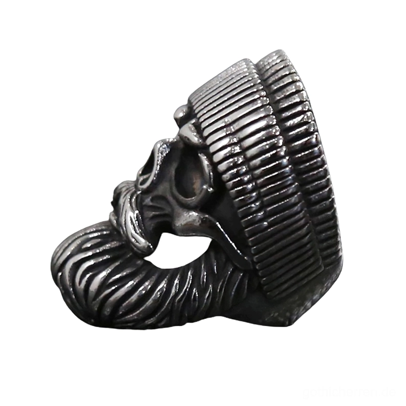 Schädel Biker Ring linke Seitenprofilansicht mit Ringband-Struktur und gerippten Hutdetails, hohles Schädeldesign in dunklem Metall