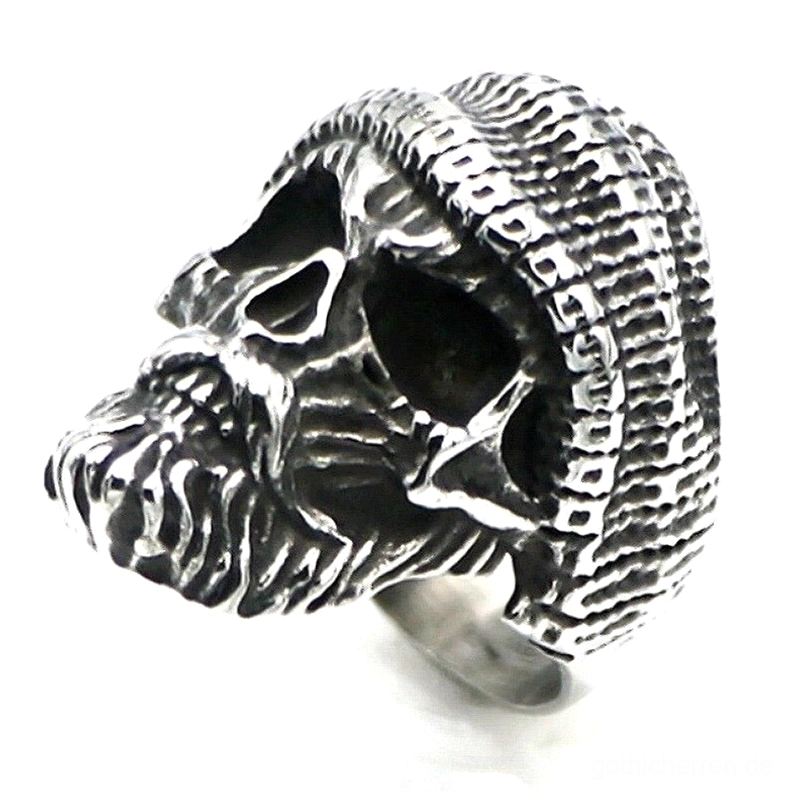 Rechte rückwärtige dreidimensionale Ansicht des Bartschädel-Beanie-Rings mit aufwendig gemeißeltem Barthaar, sichtbarem Ringschaft und detailliertem handwerklichem Schädeldesign in verwitterter Zinklegierung