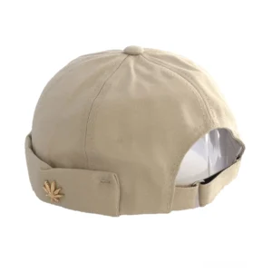 Beige Gothic Baumwollkappe mit Ahornblatt-Nietenverzierung, hintere Perspektive mit verstellbarem Riemen und gleichmäßiger Textur