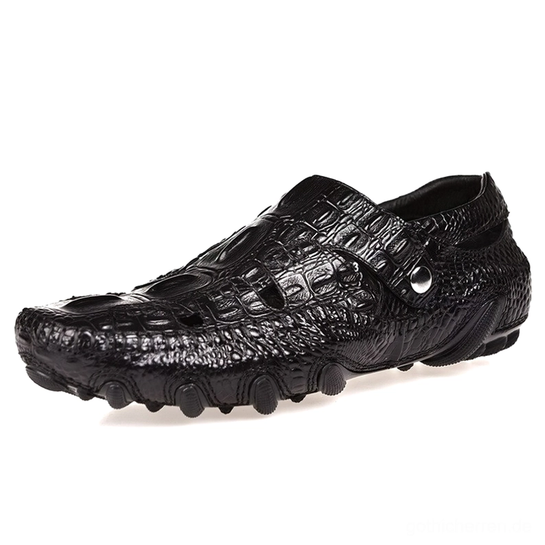 Schwarze Gothic-Loafer mit Krokodilprägung Vorderansicht, echtes Leder mit Metallakzentriemen und rutschfester Gummisohle