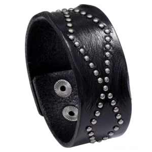 Schwarzes breites Leder-Gothic-Armband mit geometrischen Kreuznietdetails und Druckknopf-Verschluss, Aufsicht Detailansicht