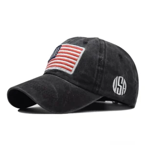 Schwarze vintage gewaschene Gothic USA Flagge Baseball Cap mit gesticktem Detail, linke Drei-Viertel-Ansicht auf weißem Hintergrund, reine schwarze Baumwolle mit ikonischem Flag-Patch