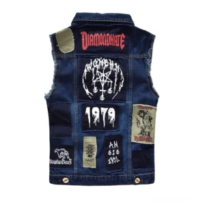 Rückansicht der blauen Gothic-Denim-Bikersweste mit Pentagramm-Drucken, dekorativen Patches, roten DIAMONDHAZE-Textmarke und zerfransten Denimkanten