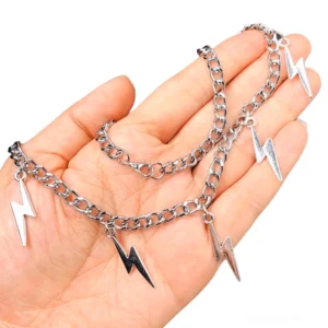 Nahaufnahme Draufsicht der silbernen Blitzschlag-Kettenhalskette in der Hand – Details der Gourmet-Gliederkette und metallischen Oberfläche der gotischen Choker Halskette sichtbar