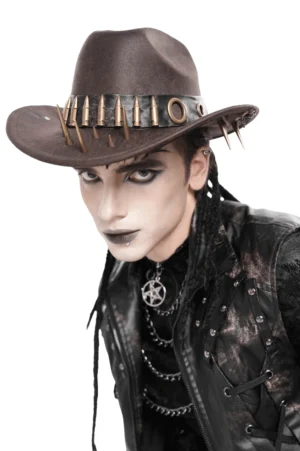 Brauner Gothic-Cowboyhut mit Kunstharz-Kugeln und Metallspikes – Frontansicht auf männlichem Modell mit gothischem Make-up und Punk-Leder-Outfit im Dark-Alternative-Stil