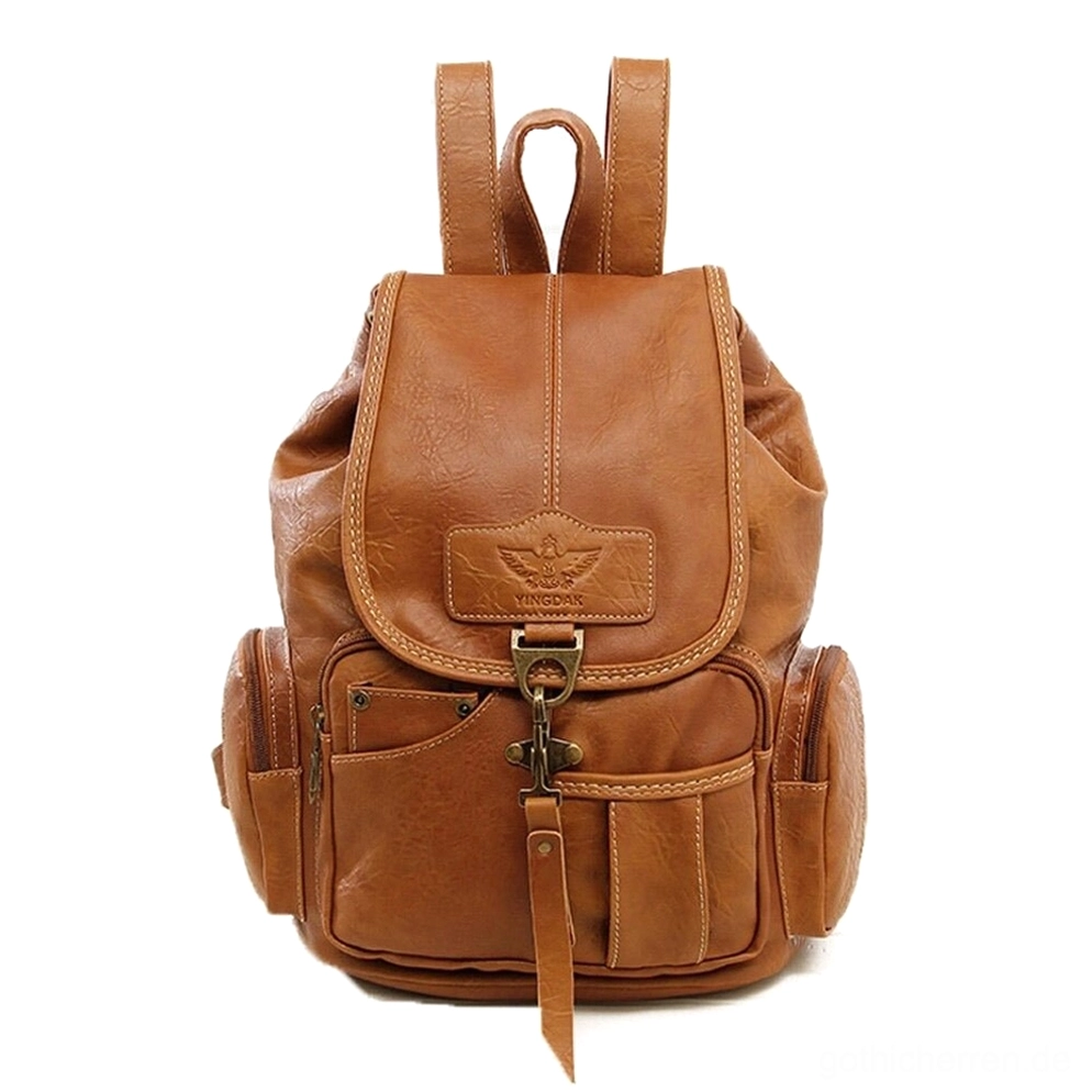 Tan-brauner Vintage-Rucksack mit aufgeprägtem Logo auf dem Deckel und langem Leder-Troddel-Detail, antike Messingbeschläge, Prägungstextur sichtbar – Dark Academia und Steampunk Rucksack für Alternative Fashion Liebhaber