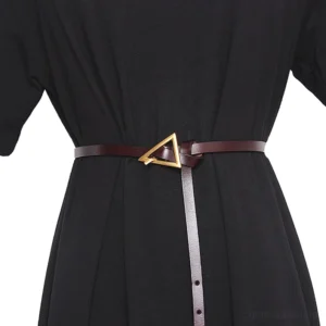 Tiefbrauner veganer Leder-Gothic-Gürtel mit geometrischer Gold-Dreieck-Schnalle, Taillenstyling auf Mannequin in Studio-Beleuchtung
