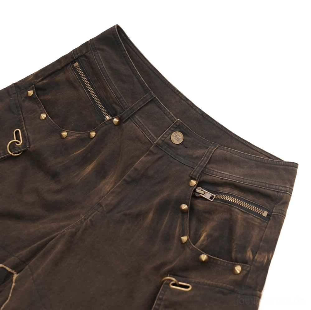Detailaufnahme der Taille der braunen Cargo Hose mit Bronzenieten, Reißverschlusstaschen und D-Ring Hardware