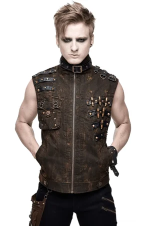 Braune distressed PU-Leder Gothic-Biker-Weste Vorderansicht auf männlichem Modell mit Metallreißverschluss und bestudeten Schultergurten