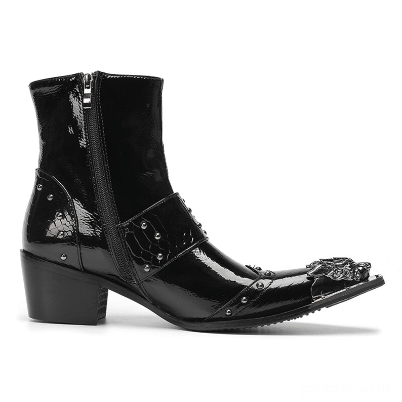 Braune Schlangenprägung-Lackleder-Gothic-Stiefel mit architektonischem Hardware-Design und Schnallenzug, extreme Detailaufnahme der Metallbeschläge
