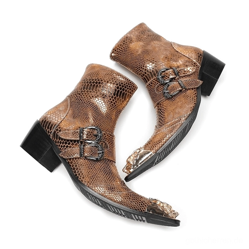 Braune Lackleder-Gothic-Knöchel-Stiefel mit Schlangenprägung und Schnallenbeschlägen, Sohlendetail und schräge Flachansicht
