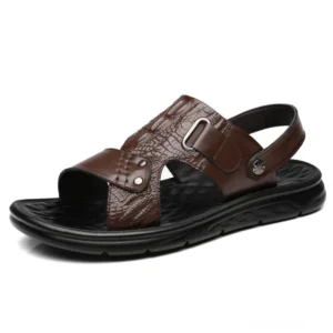 Braune echte Ledersandalen mit Krokoprägung und verstellbarem Fersenverschluss, Detailaufnahme aus dreiviertler Perspektive zeigt Qualitätsverarbeitung