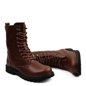 Braune Lederkombatstiefel mit Stahlösen und Schnürung, Vorder- und Seitenansicht des hochschaftigen Lederstiefels, komplette Silhouette