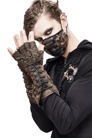 Braune Steampunk fingerlose Gauntlet Handschuhe mit Metallschnallen und Schnürdetails, Nahaufnahme männliches Modell mit Steampunk Gesichtsmuster
