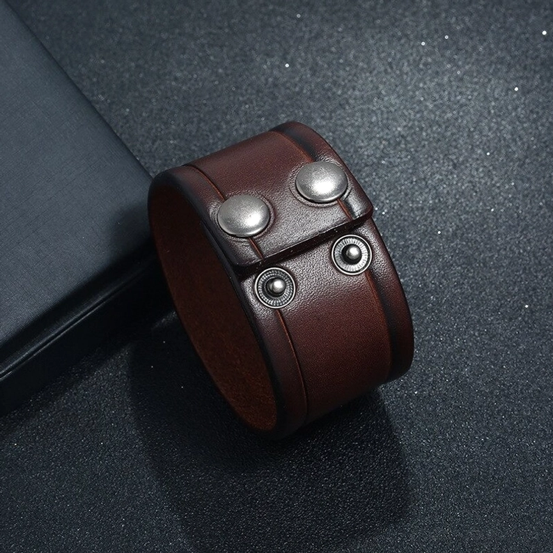 Braunes breites Leder-Gothic-Armband in Draufsicht, zeigt die metallenen runden Snap-Verschlüsse und die vintage Oberflächenstruktur des echten Leders