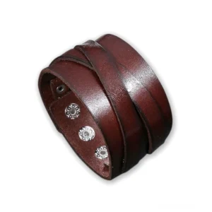 Braunes Vintage-Leder Gothic Armband mit strukturierter Oberfläche und silbernen Metalldruckknöpfen, Seitenansicht der hochwertigen Verarbeitung