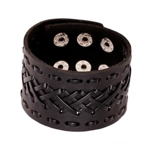 Breites geflochtenes braunes Leder Gothic Armband mit hand-gewebter Textur und Metall-Schnappverschlüssen, flach angezeigt mit aufwendigem Flechtmuster und detaillierter Verarbeitung