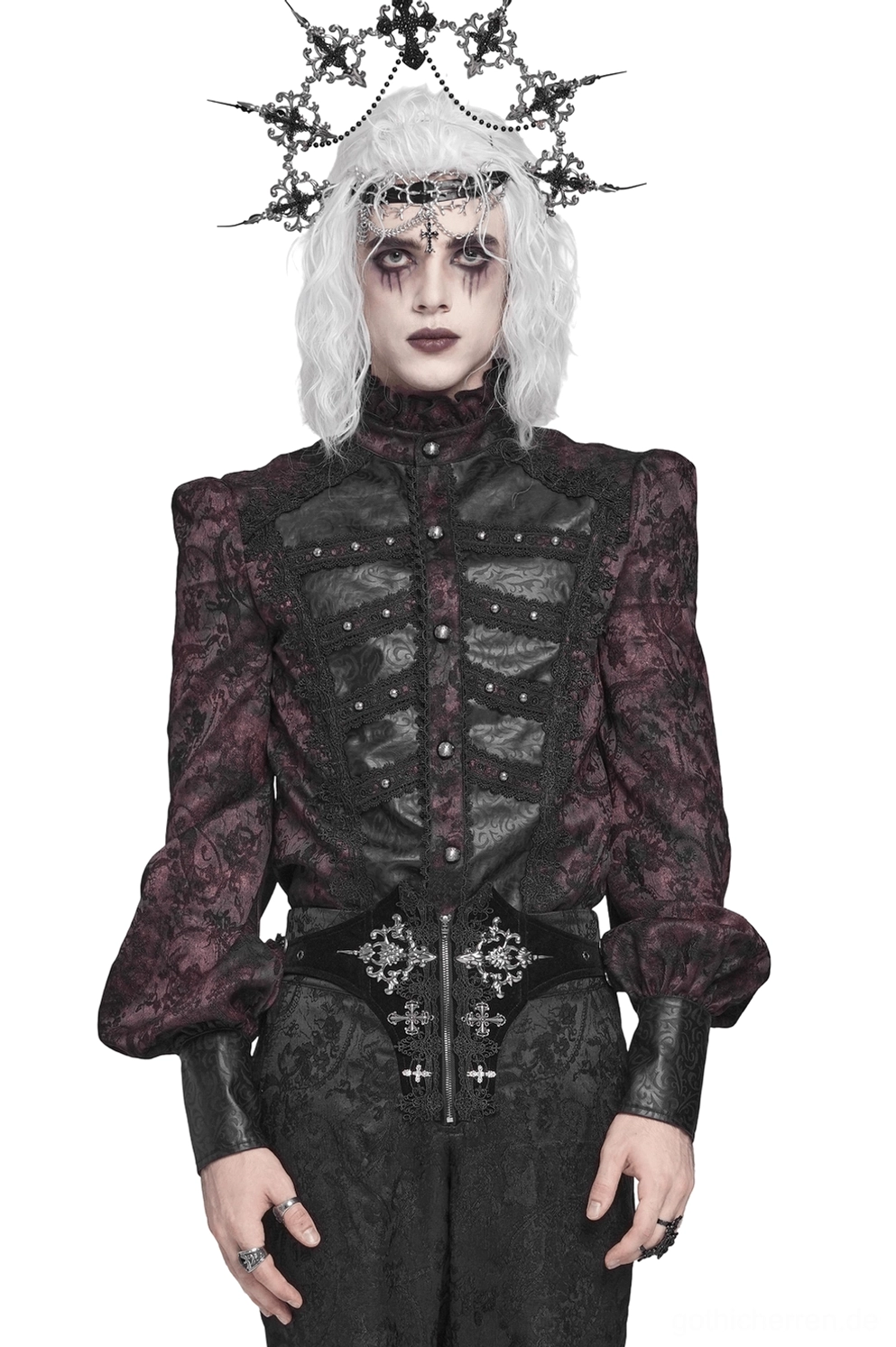 Burgundy viktorianisches Gothic Hemd mit Rüschenkragen und Kunstlederpaneelen auf Modell, präsentiert voluminöse Bischofärmel und gotische Eleganz