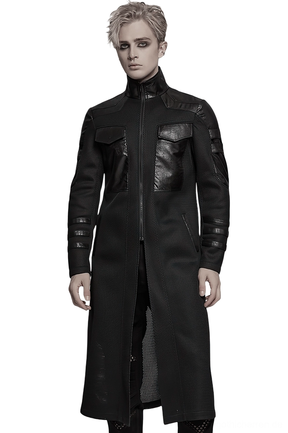 Schwarzer Cyberpunk Mesh Tactical Mantel Frontansicht worn von männlichem Model im Studio mit weißem Hintergrund zeigt Stand-Kragen und Leder-Brusttaschen