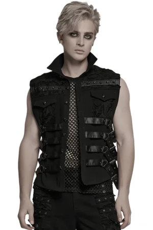 Cyberpunk Rüstungs-Weste mit Panzerplatte vorne am Gothic-Modell – vollständig schwarz, zerstörte Webstruktur mit Mesh-Unterlage, Lederschnallen-Straps und industrielle Details