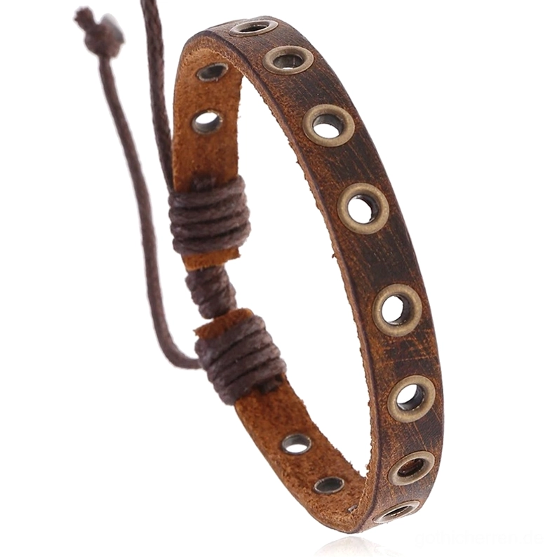 Distressed braun Leder Gothic Armband mit handgestanzten Metallösen Nieten Detail Nahaufnahme zeigt Vintage Patina und Kupferlegierungs Grommets