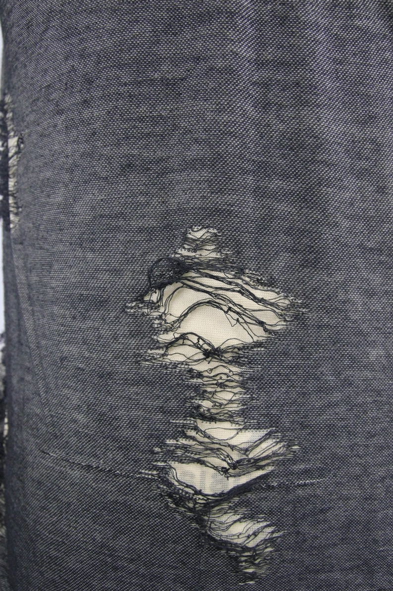 Distressed Gothic Muskelshirt Flachaufnahme – Kreuzmuster-Schnürung, unregelmäßige Risse und schwarzes Schulter-Panel
