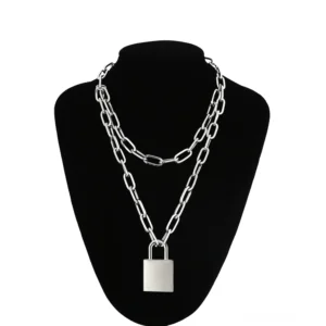 Doppellagige Vorhängeschloss-Halskette mit quadratischem hohlem Schloss-Anhänger und Büroklammer-Kettenglieder im Frontblick auf schwarzem Mannequin, Gothic Kette mit silberner Metallfinish