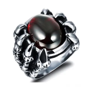 Drachenkralle Gothic Ring mit dunkelrotem kubischem Zirkon Stein, silberne Edelstahl-Krallenfassung, schrägvordere Aufsicht auf gotischen Drachenschmuck