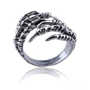Drachenkrallen Gothic Statement Ring Seitenfront-Ansicht zeigt vintage Silber geclusterte Krallenkonstruktion und offenes Ringband-Design Detail dunkel Silberfinish