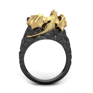 Seitenansicht des gotischen Drachenkralle-Rings mit liegendem Drachenmotiv auf rauem strukturiertem schwarzem Band und goldenen Details, Alternative Statement-Schmuck