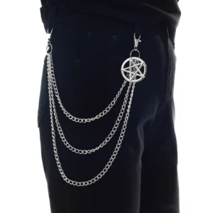 Dreischichtige Gothic Pentagram Hosenkette mit poliertem Silberansatz auf männlichem Model in schwarzen Jeans, Seitenansicht von hinten zeigt gestaffelte Ketten mit Pentagram-Anhänger und Hummerklauen-Befestigung