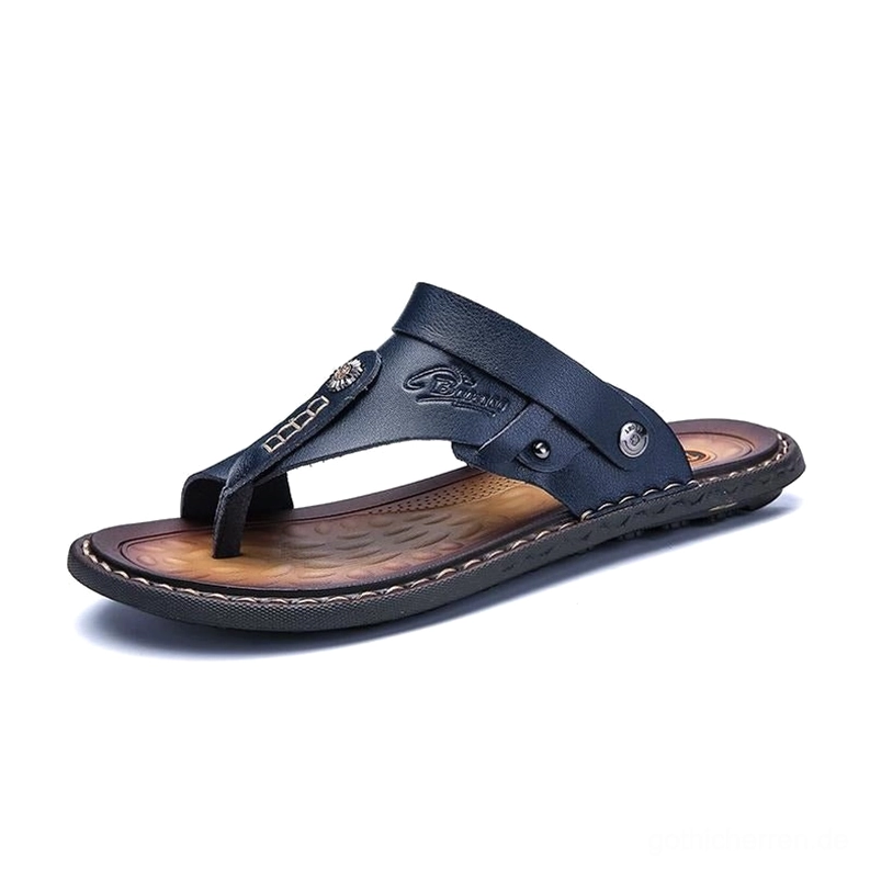 Dunkelblau Gothic Herren-Sandalen mit Metallnieten – Dreiviertel-Frontansicht Studioaufnahme alternative Fußbekleidung