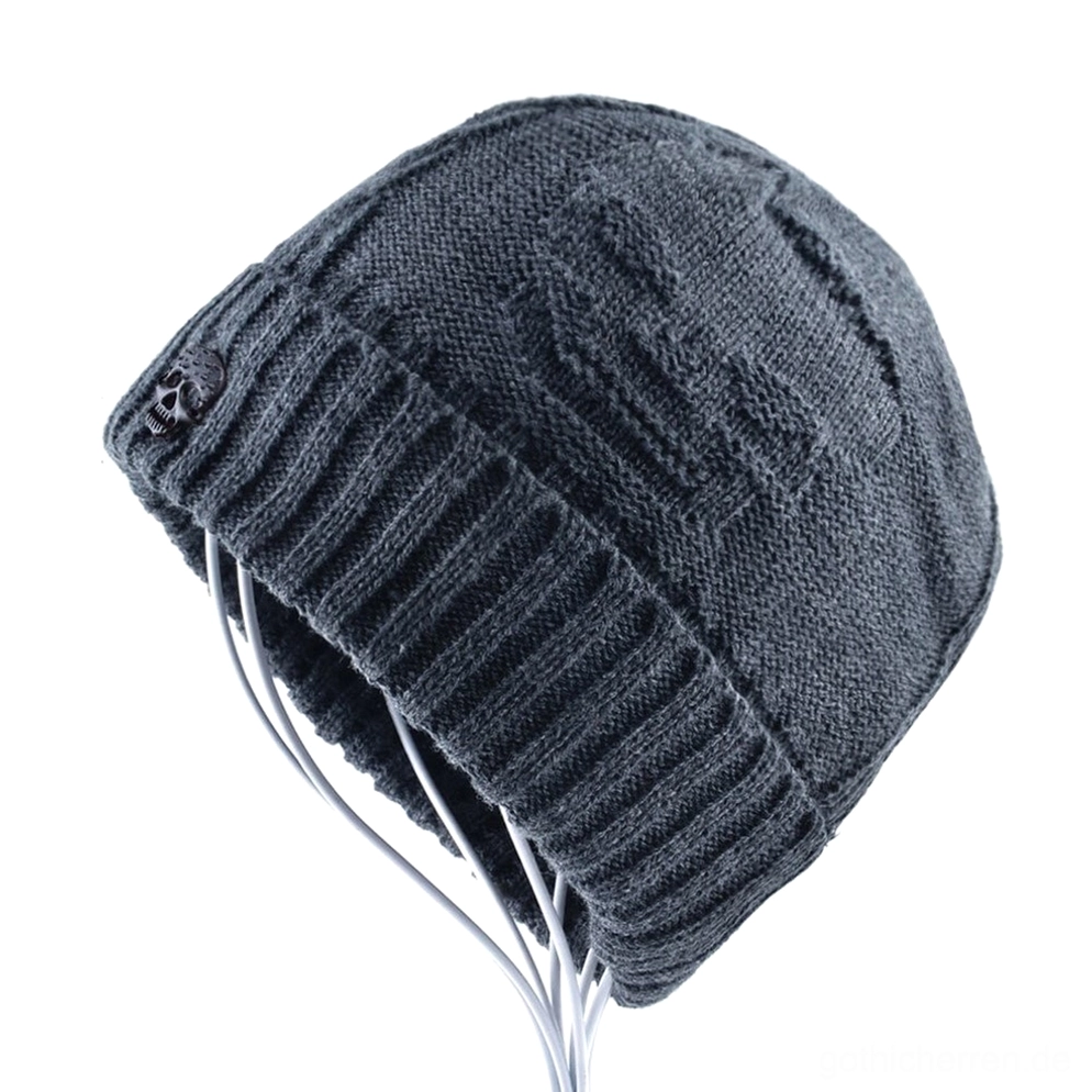 Dunkelgraue gothic totenkopf strickmütze mit eingerollter krempe, geprägtem schädelmuster und metallschädel-badge seitenansicht
