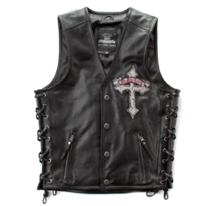 Vorderansicht schwarze echte Leder Gothic Schädel Kreuz Bikerweste mit Seitenschnürung Metallösen und Reißverschlusstaschen Flachaufnahme