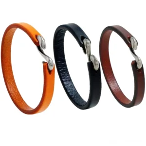 Drei-teiliges echtes Leder Gothic Cuff Armband Set mit Hakenverschlüssen in Schwarz, Weinrot und Kamelfarbe auf weißem Hintergrund - minimalistisches Gothic-Schmuck-Set