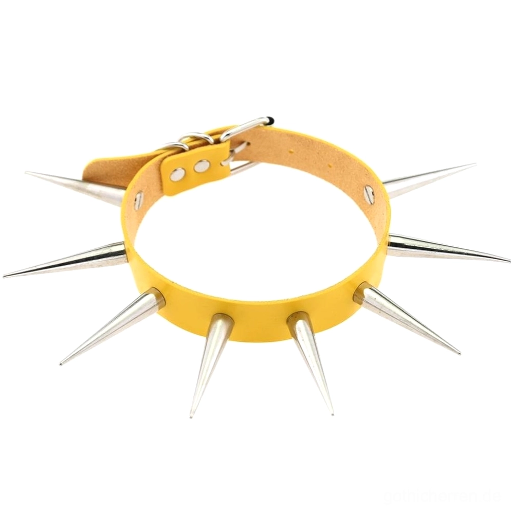 Gelb Spike Punk Choker mit silbernen Metallnieten auf gelbem Kunstleder-Streifen, Flachaufnahme Vorderansicht mit verstellbarem Schnallenverschluss, auffällig